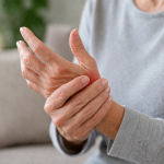 Mujer dolorida por rizartrosis, dolor del pulgar