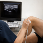 Examen médico de rodilla con ecografía musculoesquelética